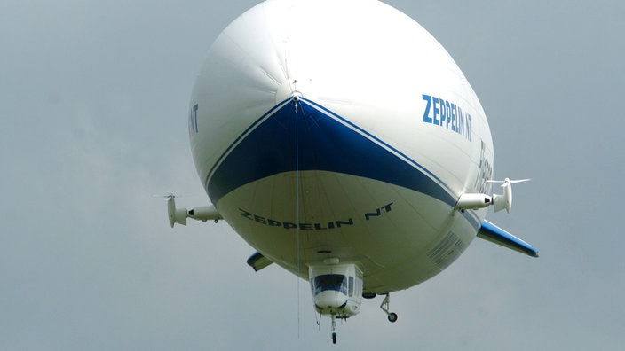 Der Zeppelin NT bei einer Flugvorführung | Bildquelle: ddp Der Zeppelin NT bei einer Flugvorführung