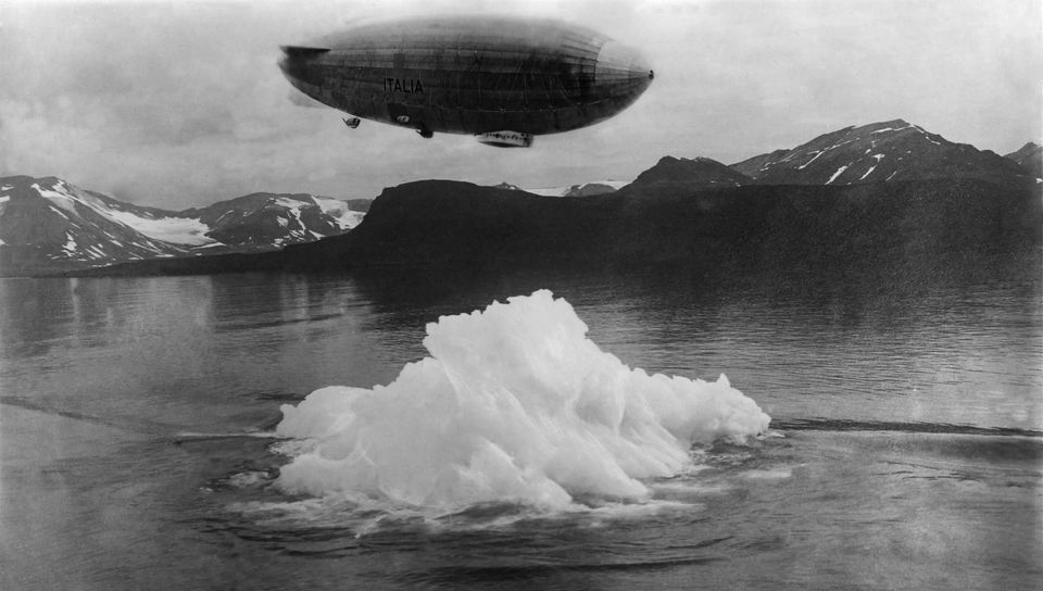 Luftschiff über einem Eisberg