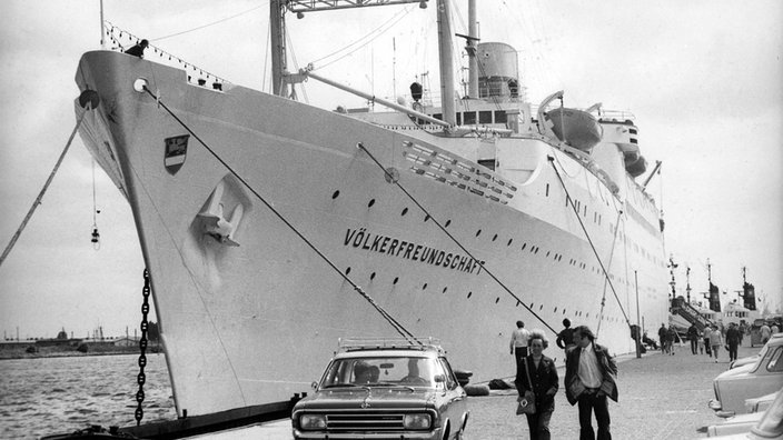 Schwarzweißfoto: Die MS Völkerfreundschaft vor Anker | Bildquelle: imago Schwarzweißfoto: Die MS Völkerfreundschaft vor Anker