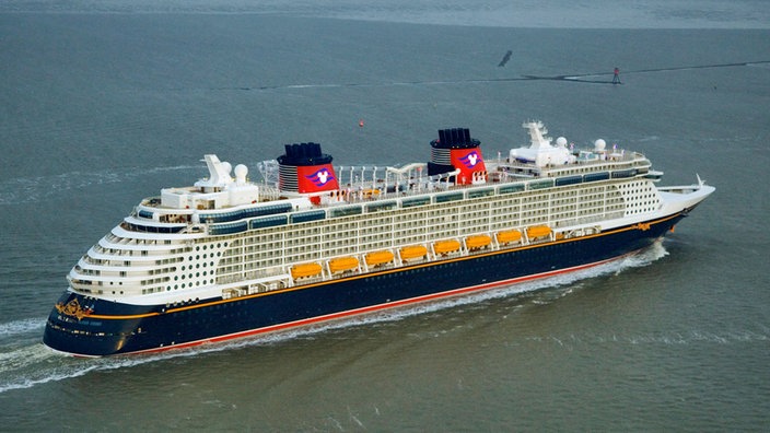 Die "Disney Dream" auf einer Fahrt in der Nordsee | Bildquelle: dpa Die "Disney Dream" auf einer Fahrt in der Nordsee