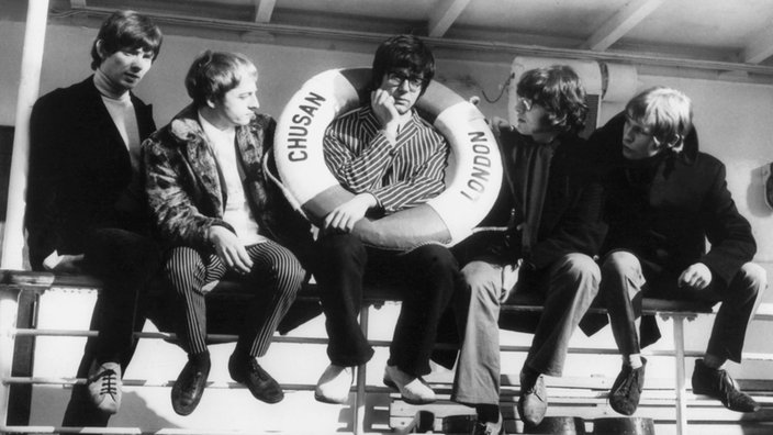 Die Mitglieder von 'Manfred Mann' sitzen auf der Reling des Kreuzfahrtschiffs Chusan | Bildquelle: dpa Die Mitglieder von 'Manfred Mann' sitzen auf der Reling des Kreuzfahrtschiffs Chusan