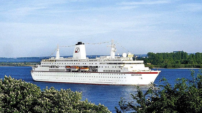 Die MS Deutschland kreuzt in einem Kanal | Bildquelle: wdr Die MS Deutschland kreuzt in einem Kanal