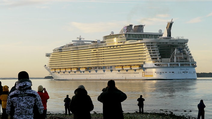 Die Oasis of the Seas fährt an Zuschauern vorbei. | Bildquelle: dpa Die Oasis of the Seas fährt an Zuschauern vorbei.