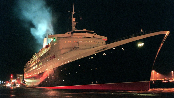 Die Queen Elizabeth 2 liegt nachts in Bremerhaven vor Anker | Bildquelle: dpa Die Queen Elizabeth 2 liegt nachts in Bremerhaven vor Anker