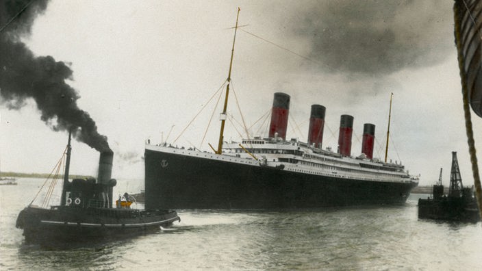 Nachcoloriertes Foto der Titanic, die in Southhampton aus dem Hafen ausläuft