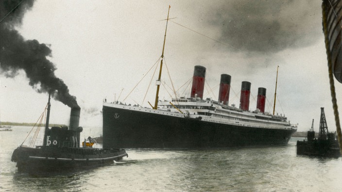 Nachcoloriertes Foto der Titanic, die in Southhampton aus dem Hafen ausläuft | Bildquelle: akg Nachcoloriertes Foto der Titanic, die in Southhampton aus dem Hafen ausläuft