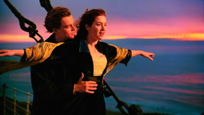 Szene aus dem Film 'Titanic' von James Cameron: Paar am Schiffsbug 