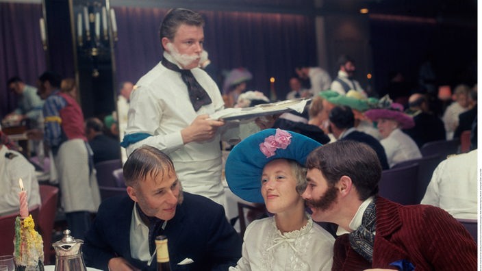 Gäste dinieren in Kostümen des Viktorianischen Zeitalters