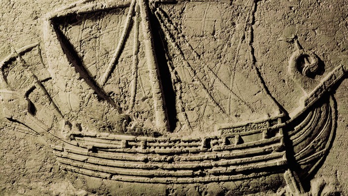 Das Relief eines phoenizischen Handelsschiffs auf der Schmalseite eines Sarkophags. (ca. 200 nach Christus)