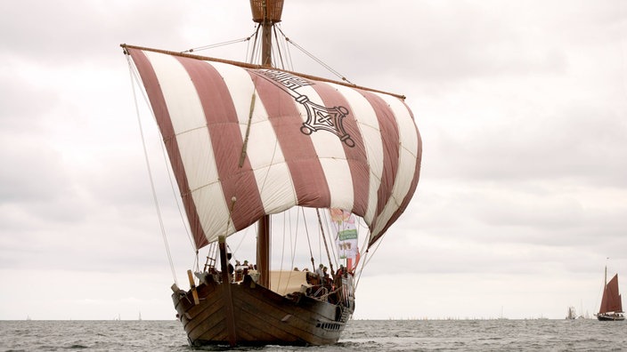 Die Hanse Kogge (Deutschland) mit dem Bremer Stadtwappen auf dem Segel