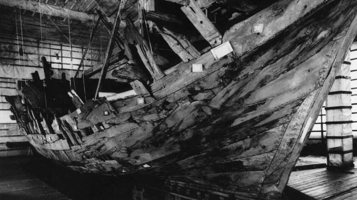 Schwarzweißfotografie: Die nach dem Fund zusammengesetzte Bremer Hansekogge. (Bremerhaven, Deutsches Schiffahrtsmuseum) | Bildquelle: akg-images Schwarzweißfotografie: Die nach dem Fund zusammengesetzte Bremer Hansekogge. (Bremerhaven, Deutsches Schiffahrtsmuseum)