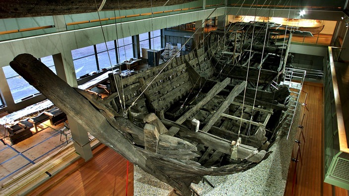 Die Hansekogge aus dem Jahr 1380, fotografiert im Deutschen Schifffahrtsmuseum in Bremerhaven | Bildquelle: ddp Die Hansekogge aus dem Jahr 1380, fotografiert im Deutschen Schifffahrtsmuseum in Bremerhaven