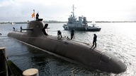 Das U-Boot 33 der Bundesmarine legt im Marinehafen von Eckernförde an