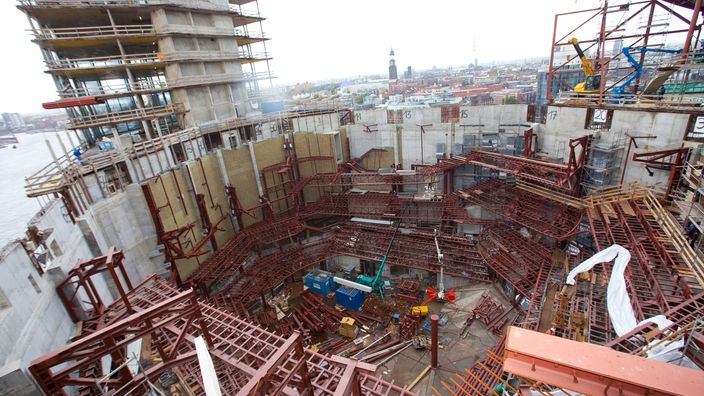 Einen Blick von oben in die Baustelle der Elbphilharmonie. 
