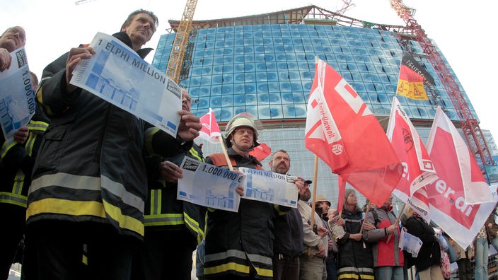 Gewerkschaften demonstrieren vor der Elbphilharmonie.