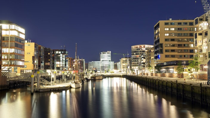 Gebäude der Hamburger Hafencity an einem Hafenbecken