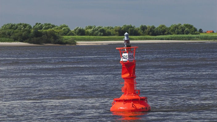 Eine rote Fahrwassertonne in der Hamburger Elbe