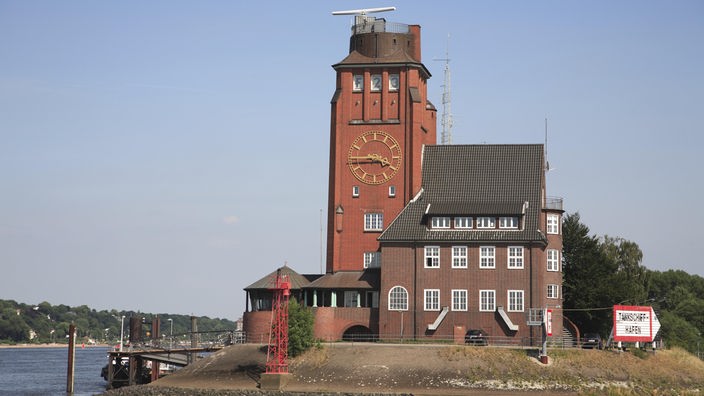 Eine Lotsenstation an der Elbe bei Hamburg