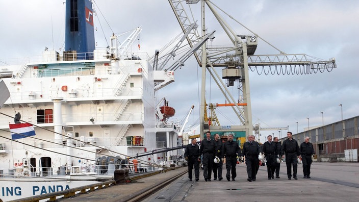 Zollbeamte im Hamburger Hafen | Bildquelle: laif/Joerg Modrow Zollbeamte im Hamburger Hafen