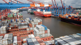 Blick über den Containerhafen in Hamburg: Container und Verladekräne so weit das Auge reicht