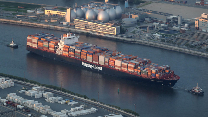 Ein Containerschiff der Reederei Hapag-Lloyd im Hamburger Hafen