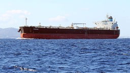 Der Öltanker Karavas unter der Flagge von Panama 