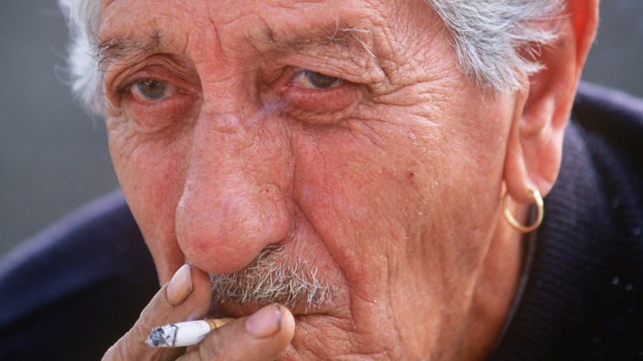 Älterer Seemann mit Zigarette