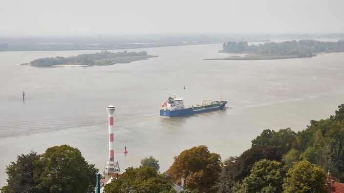 Richtfeuer und Schiff auf der Elbe