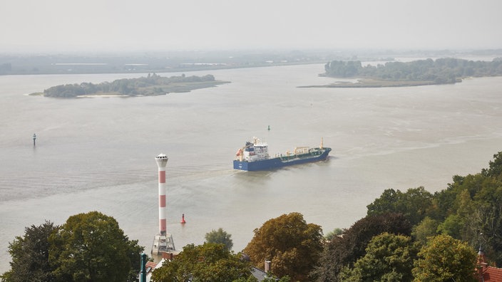 Richtfeuer und Schiff auf der Elbe | Bildquelle: dpa/Georg Wendt Richtfeuer und Schiff auf der Elbe