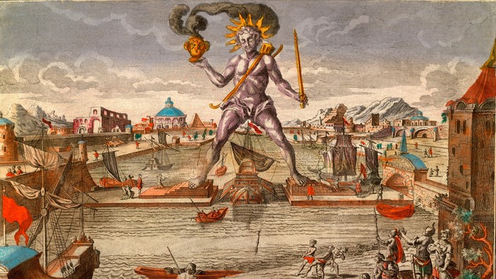 Historische Zeichnung des Koloss von Rhodos. Eine riesige Statue mit einem brennenden Gefäß in der rechten Hand steht breitbeinig über einer Hafeneinfahrt