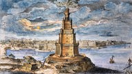 Historisches Gemälde des Leuchturms von Pharos: Ein riesiger Leuchtturm steht auf einer vorgelagerten Halbinsel vor der Kulisse einer Stadt