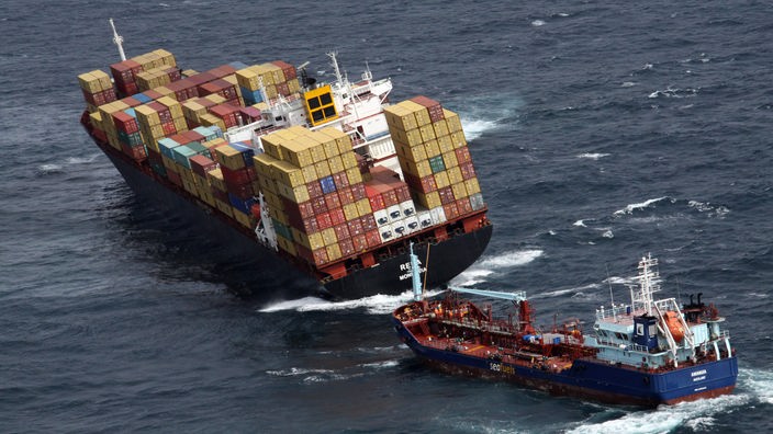 Ein Containerschiff in Schräglage