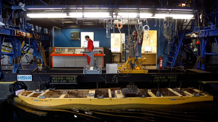 Ein Modellschiff aus Holz wird in der Hamburgischen Schiffbau-Versuchsanstalt getestet | Bildquelle: ddp images/AP/Axel Heimken Ein Modellschiff aus Holz wird in der Hamburgischen Schiffbau-Versuchsanstalt getestet