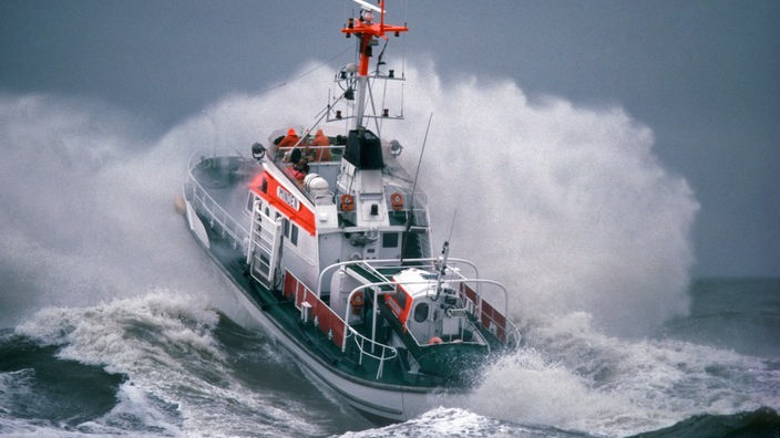 Ein Boot der "Deutschen Gesellschaft zur Rettung Schiffbrüchiger" in schwerer See