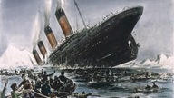 Zeichnung der untergehenden Titanic, im Vordergrund Menschen in Rettungsbooten