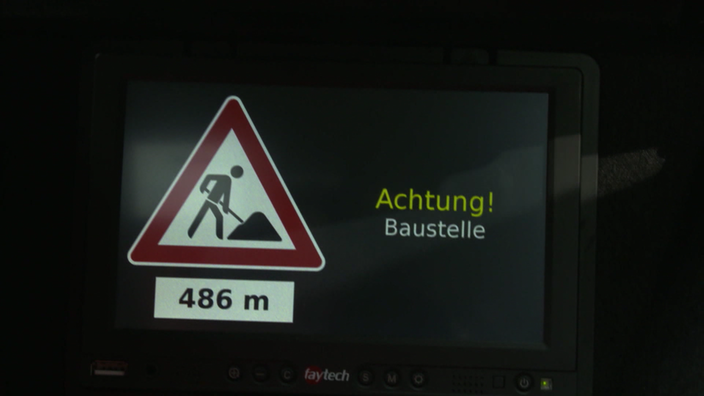 Warnhinweis eines Assistenzsystems wegen einer bevorstehende Baustelle. | Bildquelle: SWR Warnhinweis eines Assistenzsystems wegen einer bevorstehende Baustelle.