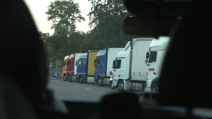 Volle LKW-Parkplätze. | Bildquelle: SWR Volle LKW-Parkplätze.
