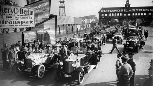  Schwarzweiß-Aufnahme 1925: Fahrzeuge und Menschen auf der AVUS