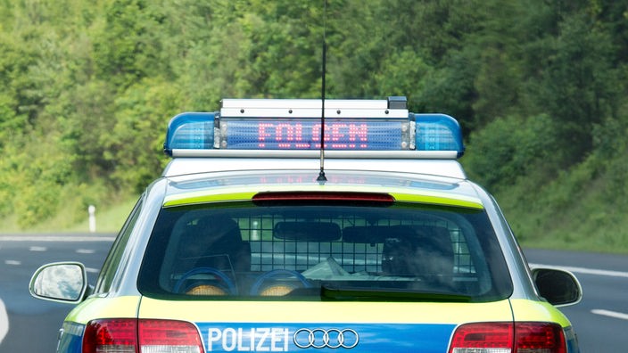 Ein Fahrzeug der Autobahnpolizei mit Anzeige "Folgen" 