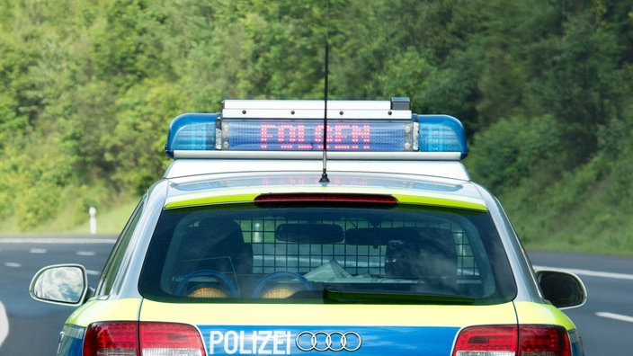 Ein Fahrzeug der Autobahnpolizei mit Anzeige "Folgen" | Bildquelle: picture alliance / dpa Ein Fahrzeug der Autobahnpolizei mit Anzeige "Folgen"