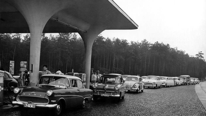 Ein Schwarzweiß-Foto aus dem Jahr 1959 zeigt eine Autoschlange an den Zapfsäulen einer Autobahnraststätte