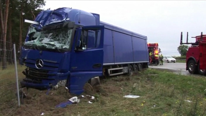 Verunglückter Lkw auf dem Randstreifen einer Autobahn.