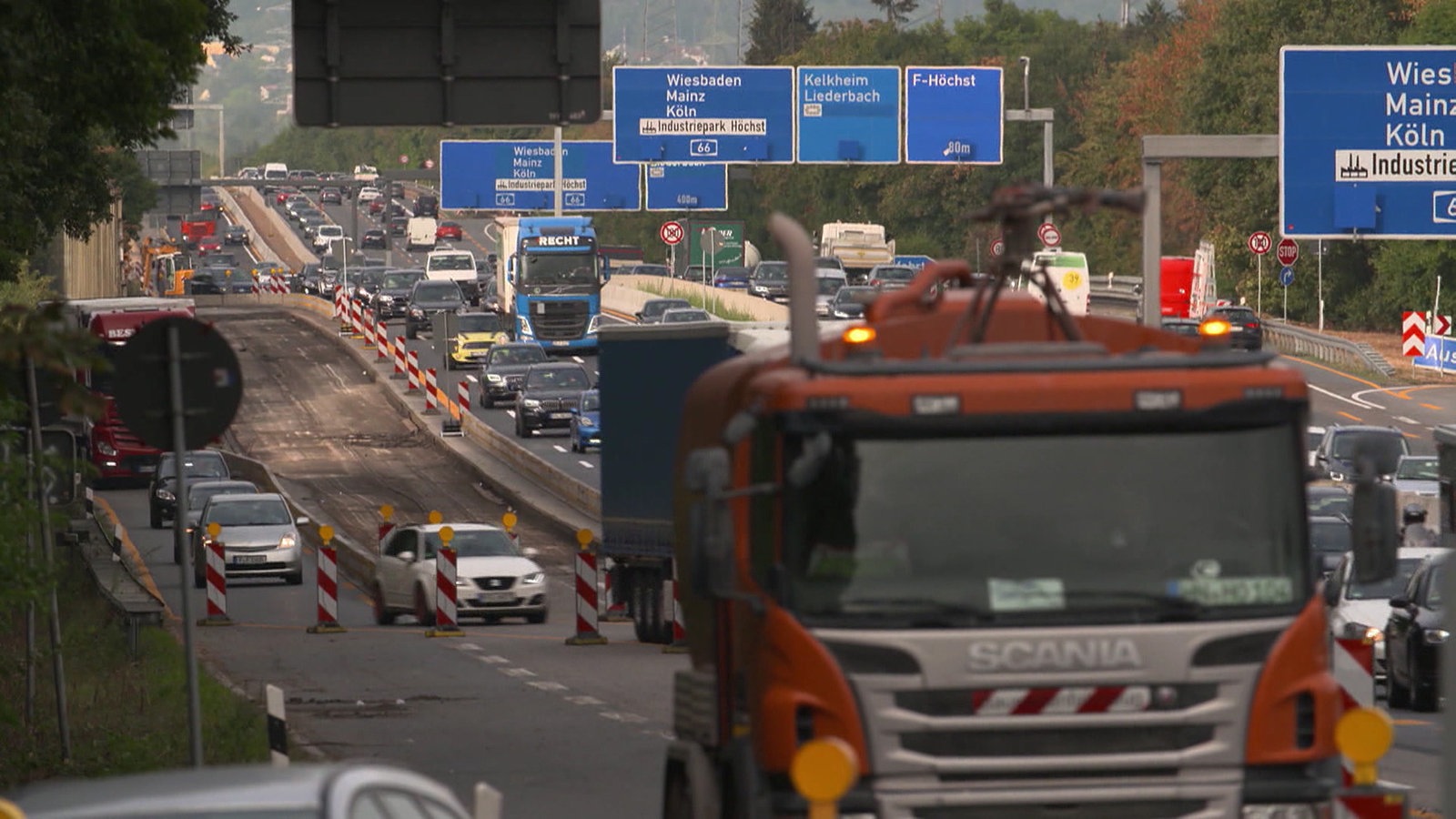 Stau auf einer Autobahnbaustelle.