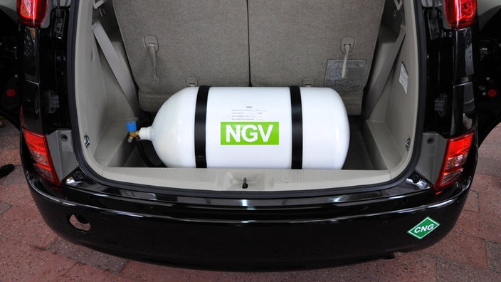 Erdgas-Tank in einem Kofferraum.