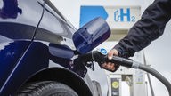 Betanken eine Fahrzeuges an einer Wasserstofftankstelle.