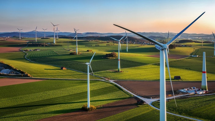 Windkraftanlagen im Abendlicht. | Bildquelle: imago images Windkraftanlagen im Abendlicht.