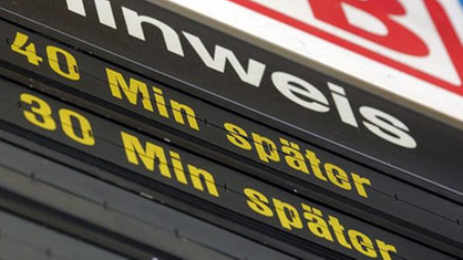 Abfahrtstafel der Deutschen Bahn mit Verspätungs-Anzeige.