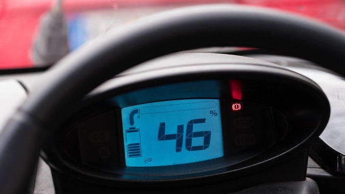 Cockpit eines Elektroautos: Die Anzeige zeigt noch 46 Prozent verbleibende Akkukapazität | Bildquelle: WDR/Simone Szymanski Cockpit eines Elektroautos: Die Anzeige zeigt noch 46 Prozent verbleibende Akkukapazität