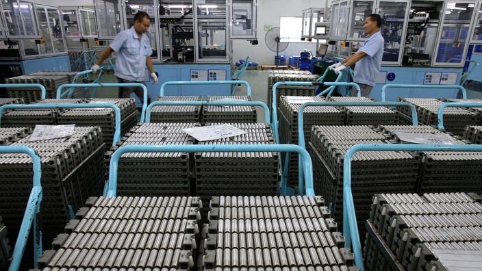 Mehrere Lithium-Ionen-Akkus stehen in einer Fabrik 