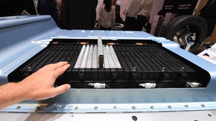 Autobatterie in einer geöffneten Karosserie | Bildquelle: WDR/dpa/Uli Deck Autobatterie in einer geöffneten Karosserie